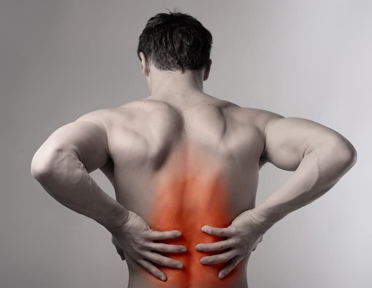 Person with mid-back thoracic pain highlighted in red - chiropractor San Antonio TX